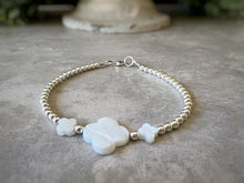 Load image into Gallery viewer, Mother of Pearl Clover Bracelet