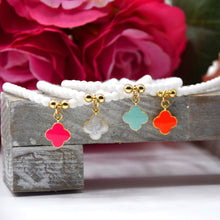 Load image into Gallery viewer, Enamel Clover Charm Beaded Bracelet